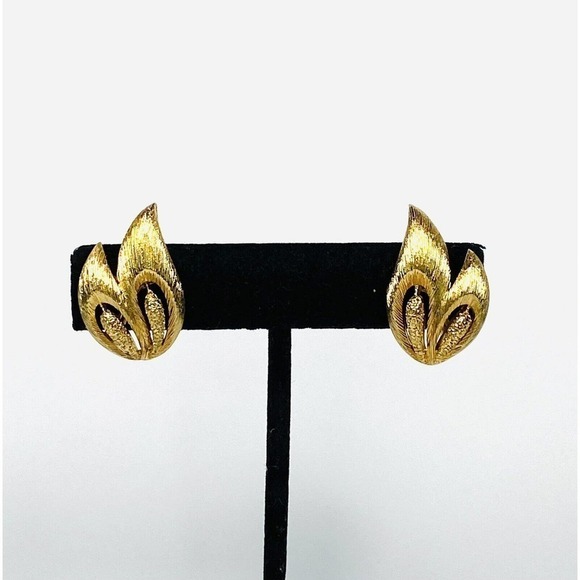 MONET Clips Clip Ons Earrings Gold Tone Textured Double Leaf Vintage Signed - Picture 10 of 16